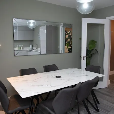 Luxury 3 Bed Town House Dog Friendly Сasa de vacaciones *